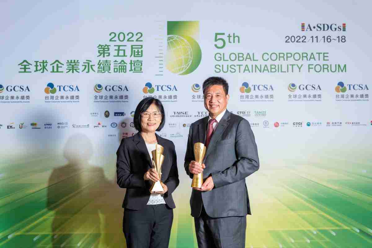 MG电玩作为净零碳排先锋，，，，期引领价值链伙伴同行共好，，卫冕制造业组“十大典范企业” 二连冠殊荣(左：MG电玩光电永续长古秀华，，，，右：MG电玩光电董事长暨执行长彭双浪)