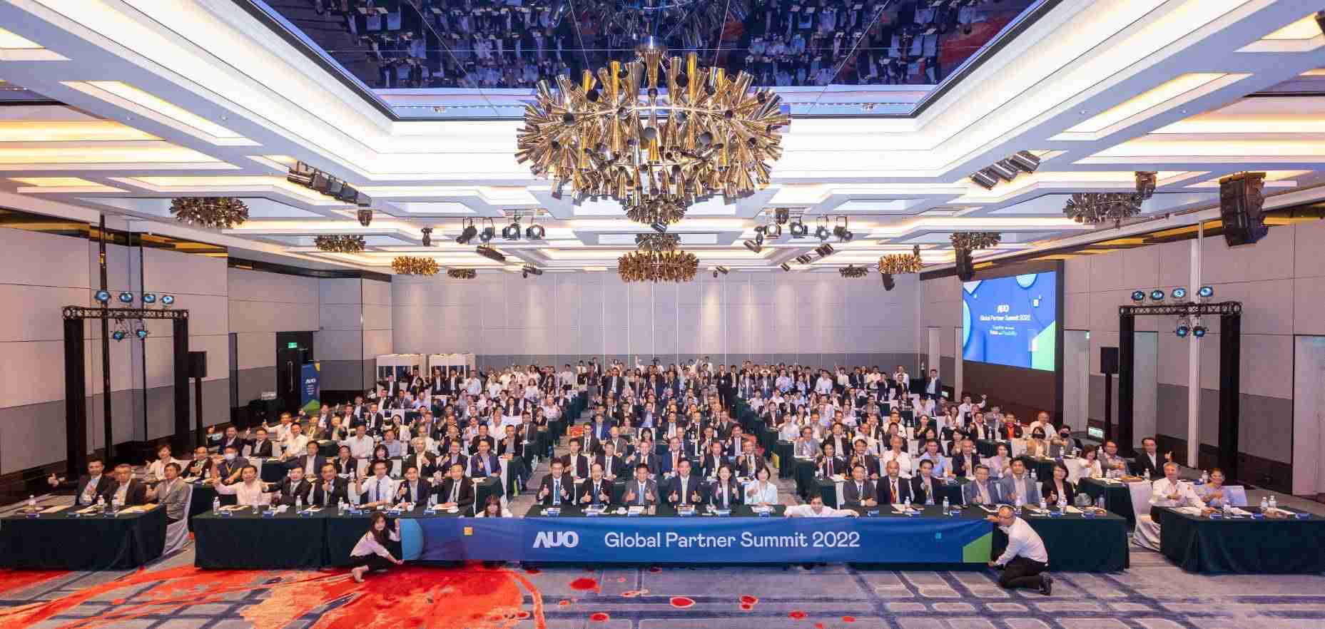 友達推動「安心、、、創新、、、、用心、、同心、、、盡心」五星職旅，，為菲籍員工打造全方位照護，，首度贏得「人權實踐與發展領袖獎」殊榮