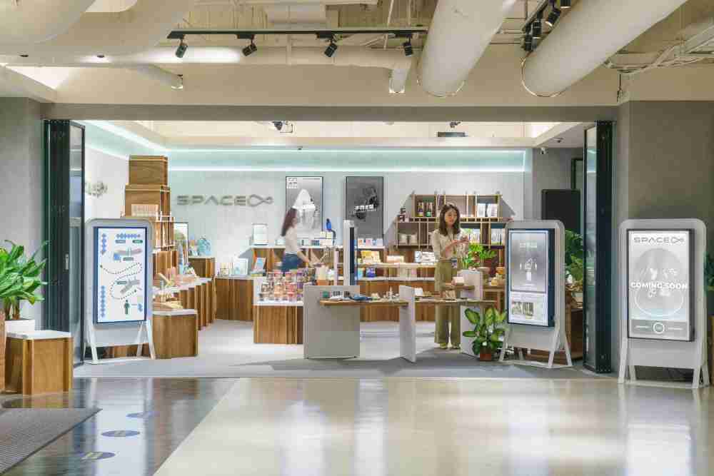 MG电玩打造永续选物商店，，，展示社企及社创商品，，，结合创利空间所开发的智能零售系统，，整合多元产品信息，，让无人商店扮演公益行动的推手