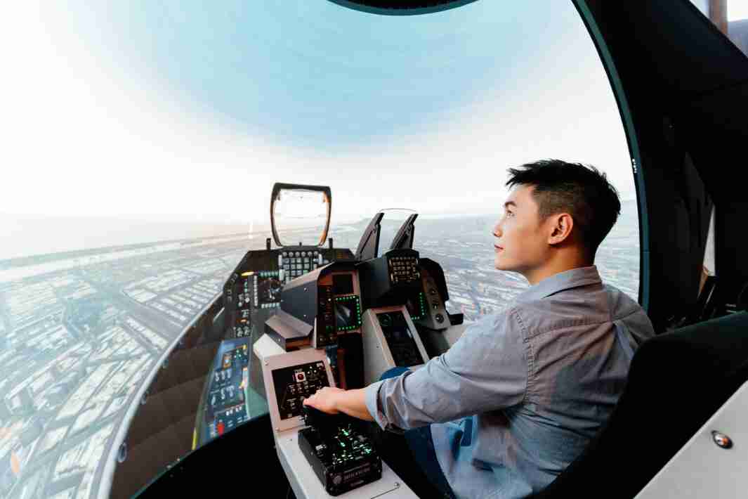 MG电玩以P1.25小间距打造球形LED模拟舱，，，搭配智崴的精密六轴动态座椅，，，，结合MG电玩专业影像调校技术，，，，呈现拟真模拟飞行场景