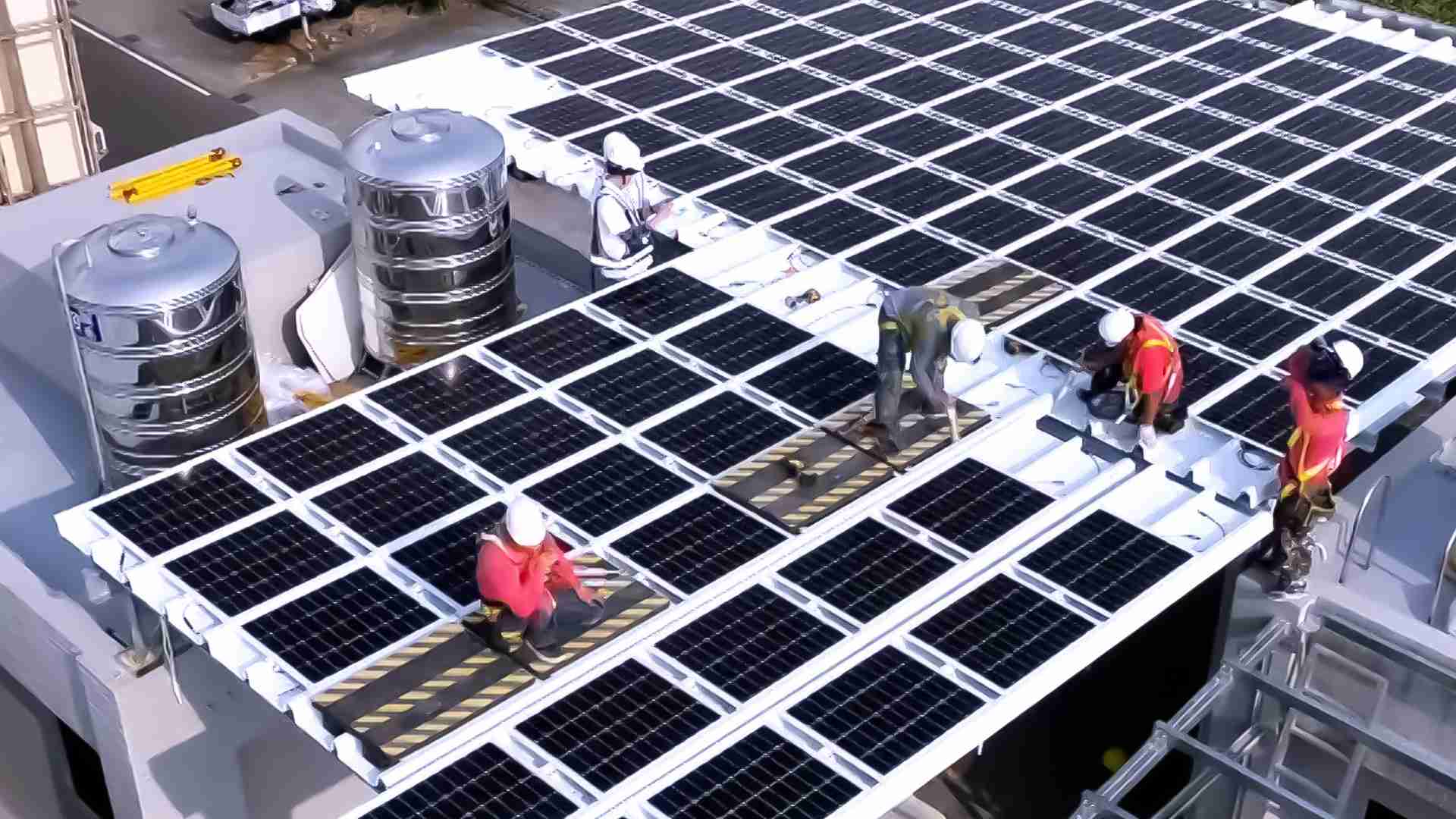 MG电玩着力于替代能源之技术研发，，，，如光电浪板的相关制程、、设备与产品，，其中所开发之光电整合型浪板，，，，减少传统金属支架安装，，更提升耐候度，，可广泛运用于多元场域，，并辅助建筑达到净零碳排目标