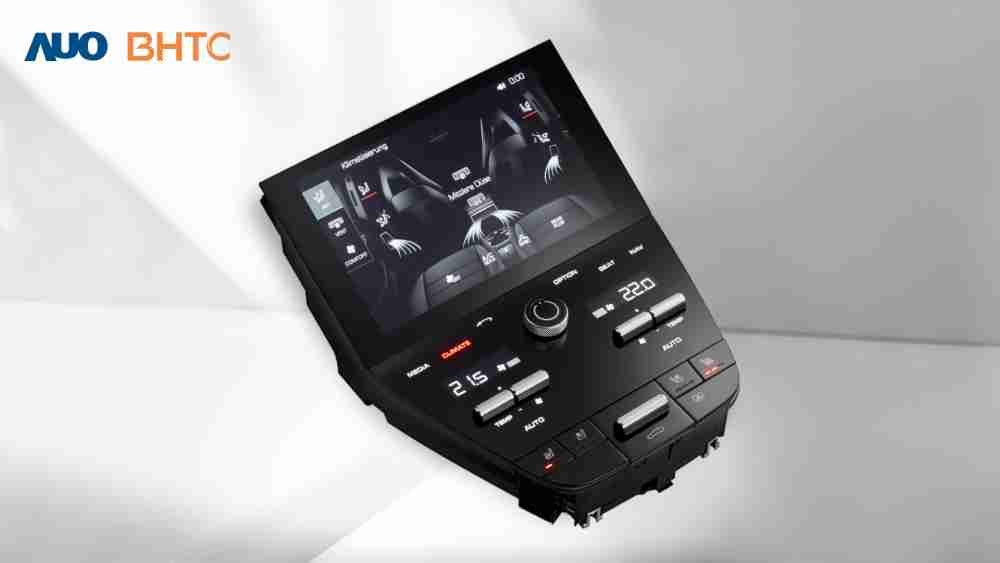 作為友達新生力軍，，，BHTC所展示的中央與後座鞍部的Display HMI產品，，，可處理多區恆溫控制、、顯示畫面，，，，呈現仿真3D車室分區；以力傳感技術精準傳遞觸感，，，並結合音量及震動反饋，，，，防止意外啟動，，，提供使用者自然流暢、、、直觀且輕鬆駕馭的舒適介面