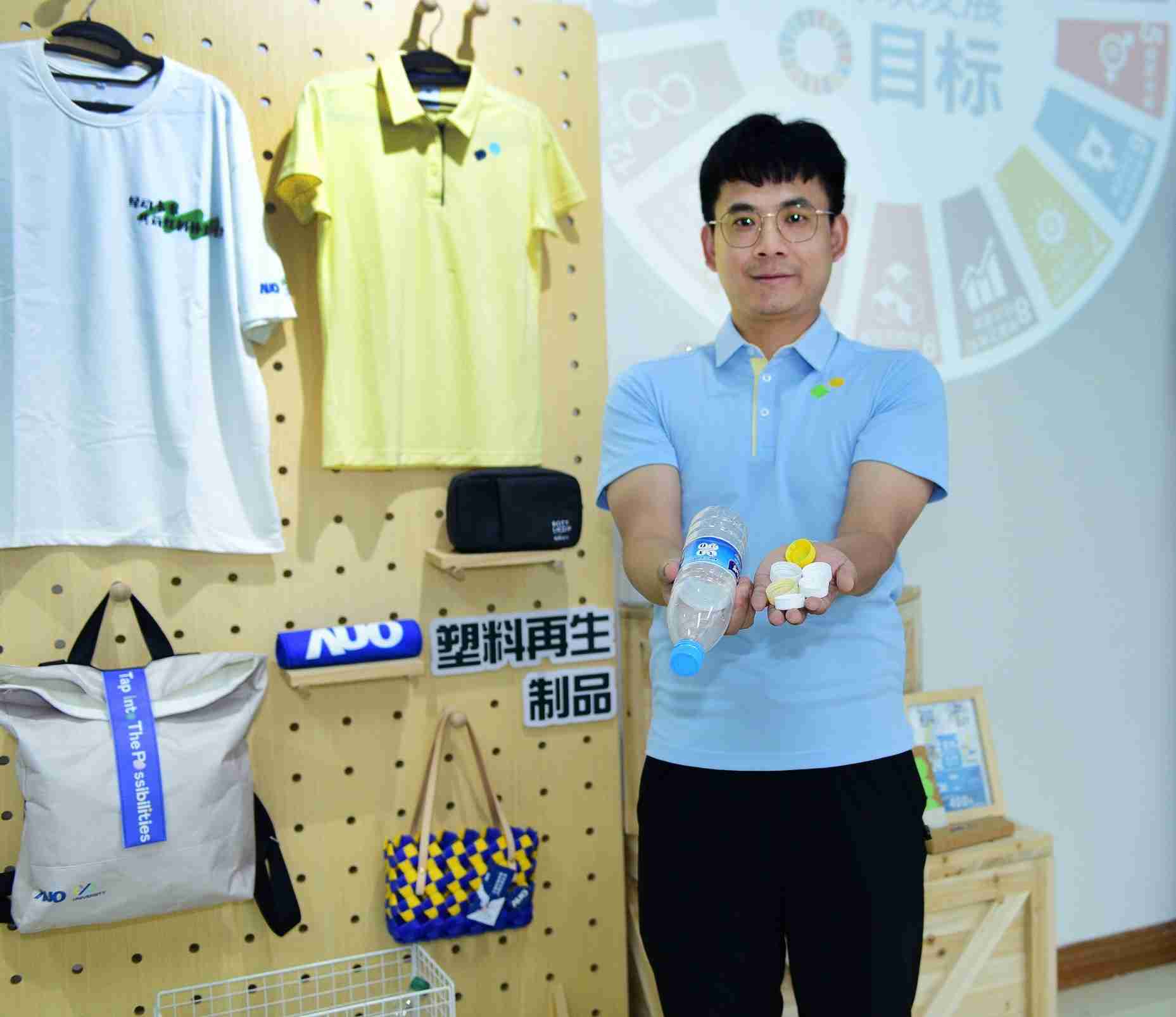 「2024智慧MG电玩展」永续发展馆中，，展示MG电玩厦门驱动永续发展之成果，，，包含将厂内废弃物再制为实用物品，，，，将永续发展理念深植于员工生活日常实践