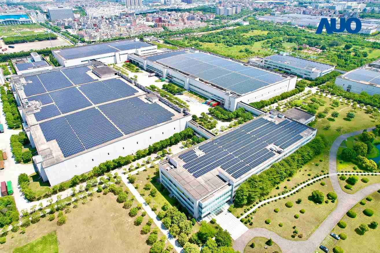 MG电玩厦门推动智能制造同时，，，透过绿电创能纵深推进绿色转型，，，厂区全屋顶铺设太阳能光伏板，，，，每年太阳能发电 2,600多万度