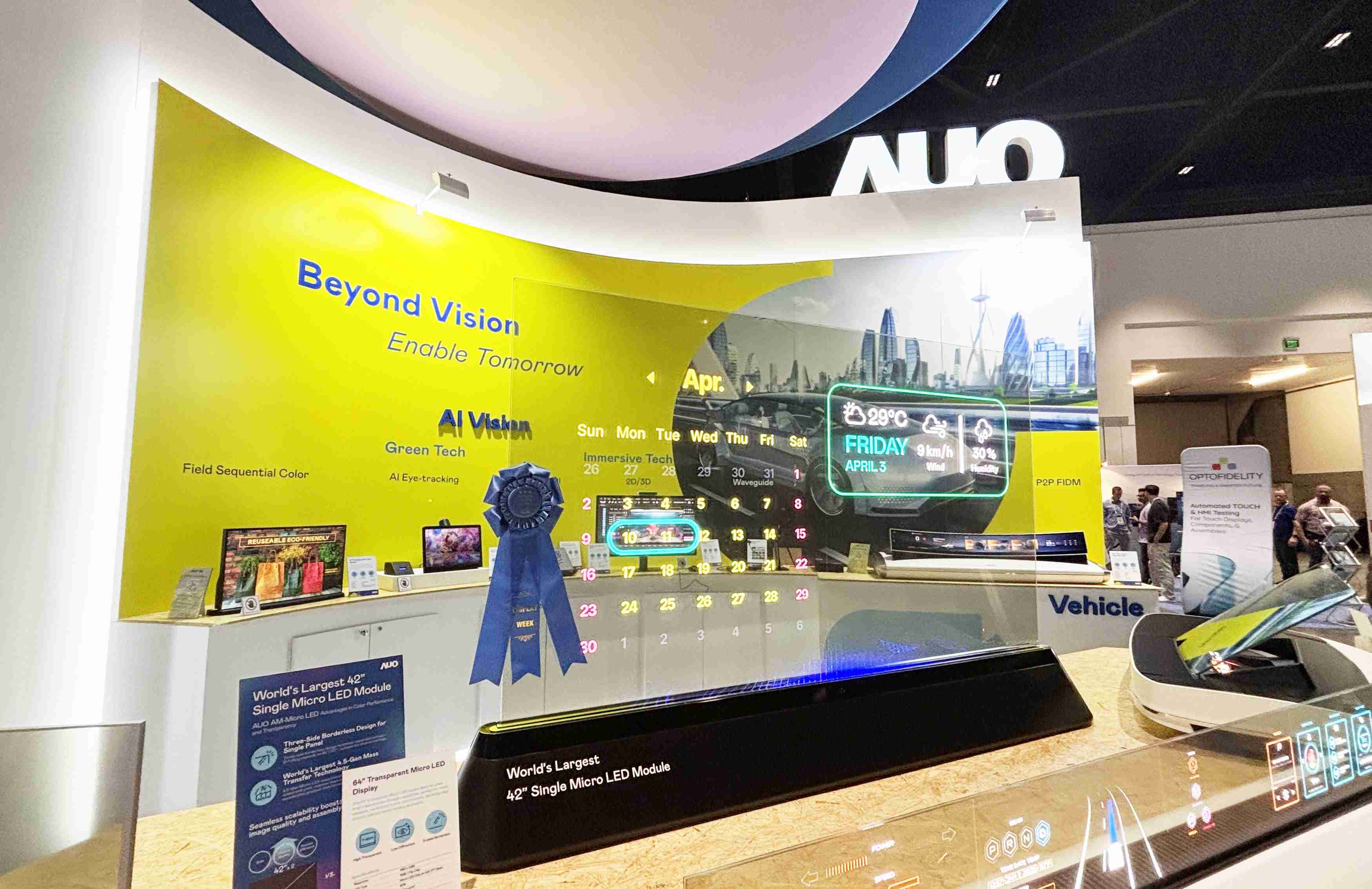 MG电玩64吋透明Micro LED显示器获〝最佳Micro LED技术应用奖〞，，，，其绝妙的透明穿透特性，，，，同时具备1,000 nits的高亮度表现，，，并透过精细的无缝拼接延伸，，，，可依需求灵活应用于多元场域，，，展现出Micro LED显示技术划时空的无限潜力